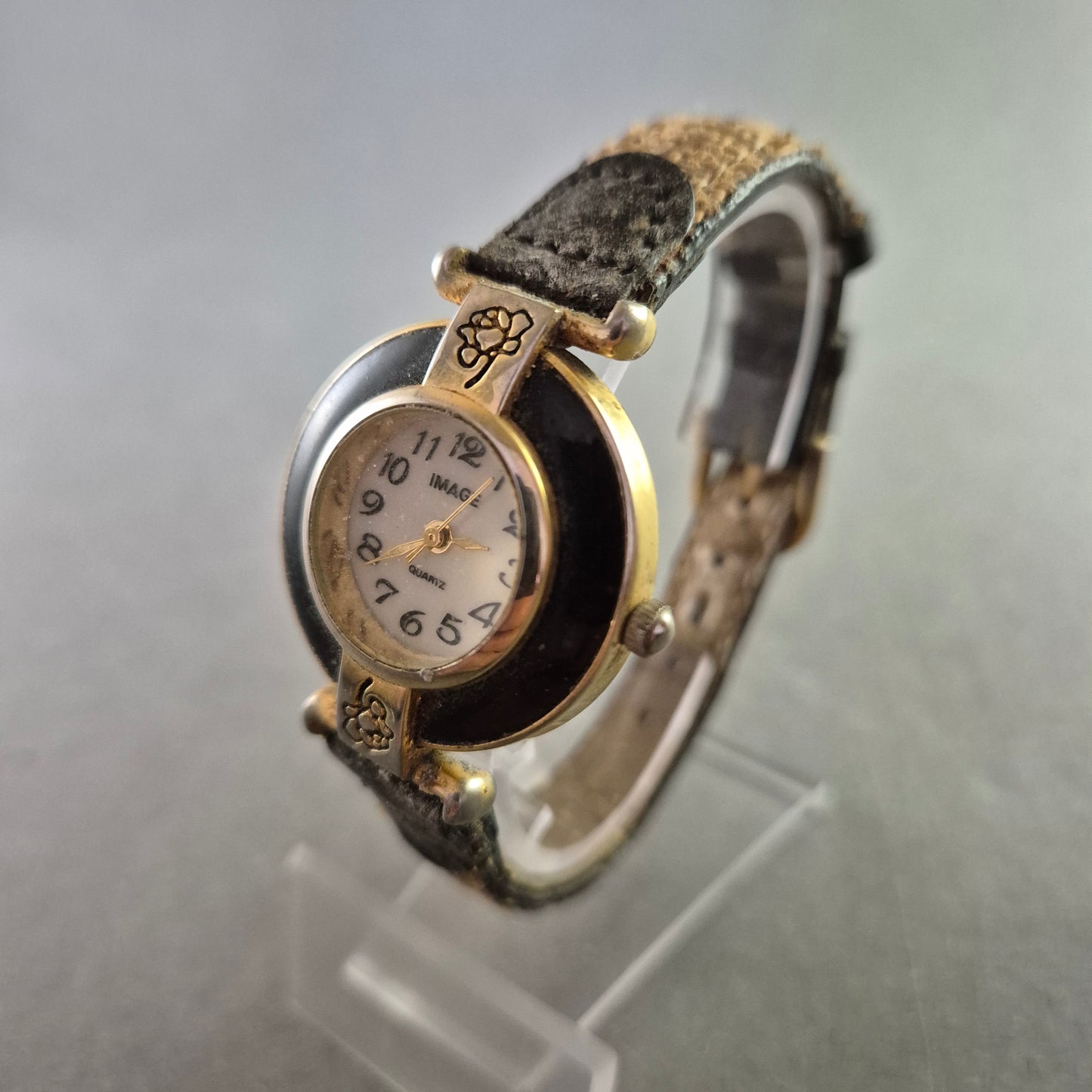 Verspielte Damenarmband Uhr von IMAGE – Blütenmotiv trifft Vintage-Charme