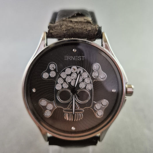 Ausgefallene Ernest Herrenarmbanduhr mit Totenkopf-Design