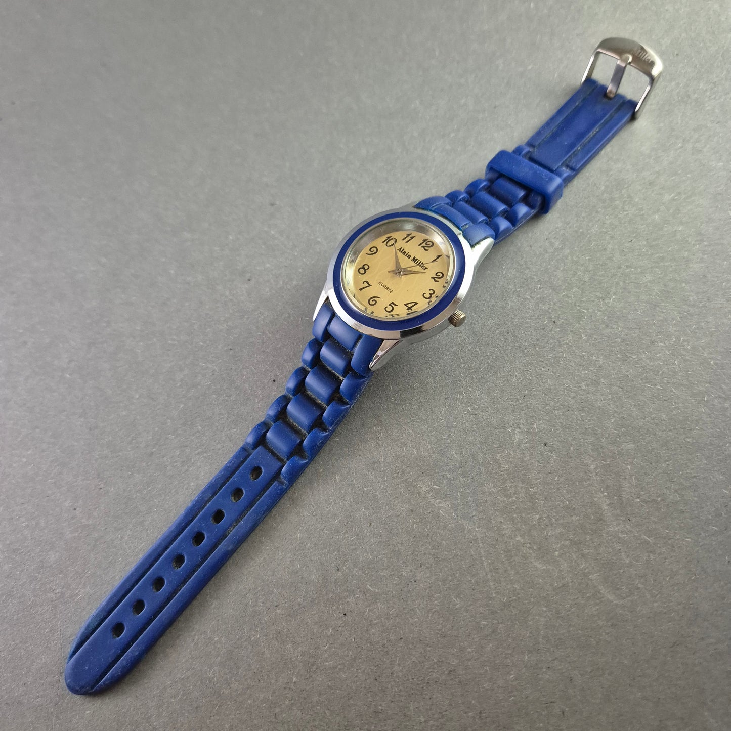 Alain Miller Damenarmbanduhr – Klassischer Look mit modernem Akzent