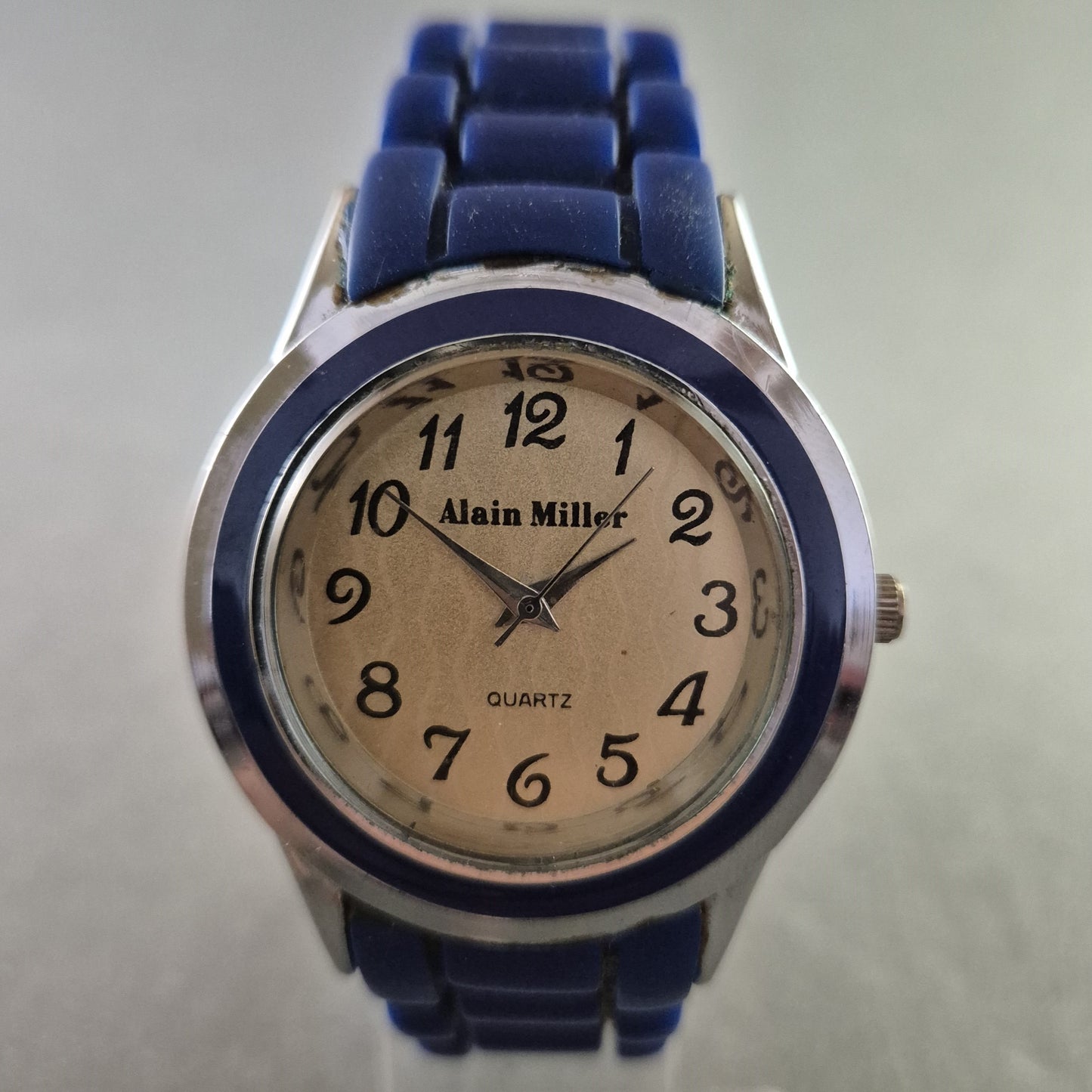 Alain Miller Damenarmbanduhr – Klassischer Look mit modernem Akzent