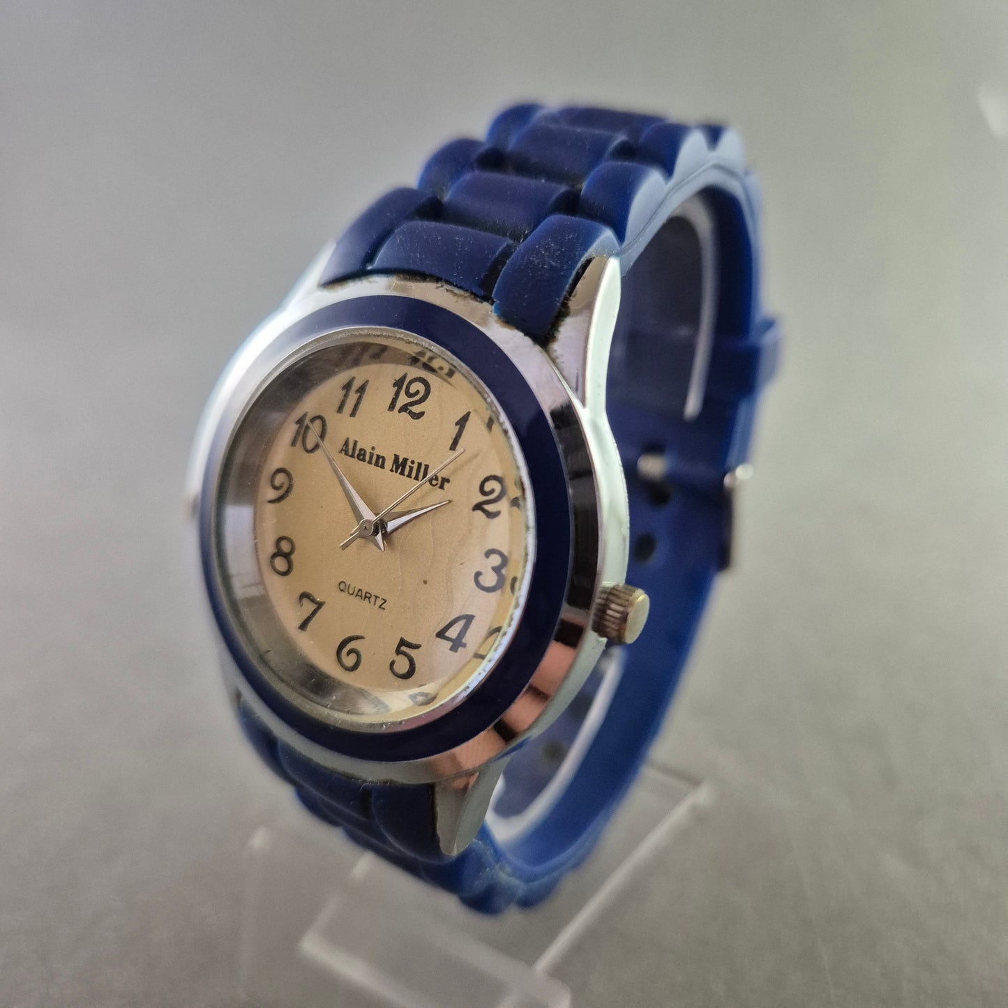 Alain Miller Damenarmbanduhr – Klassischer Look mit modernem Akzent