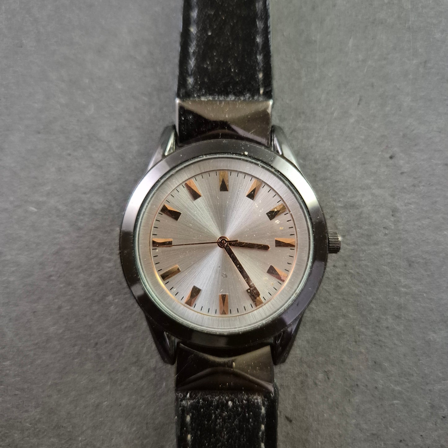 Klassische Damenarmbanduhr – Schlichtes Design mit silbernem Zifferblatt