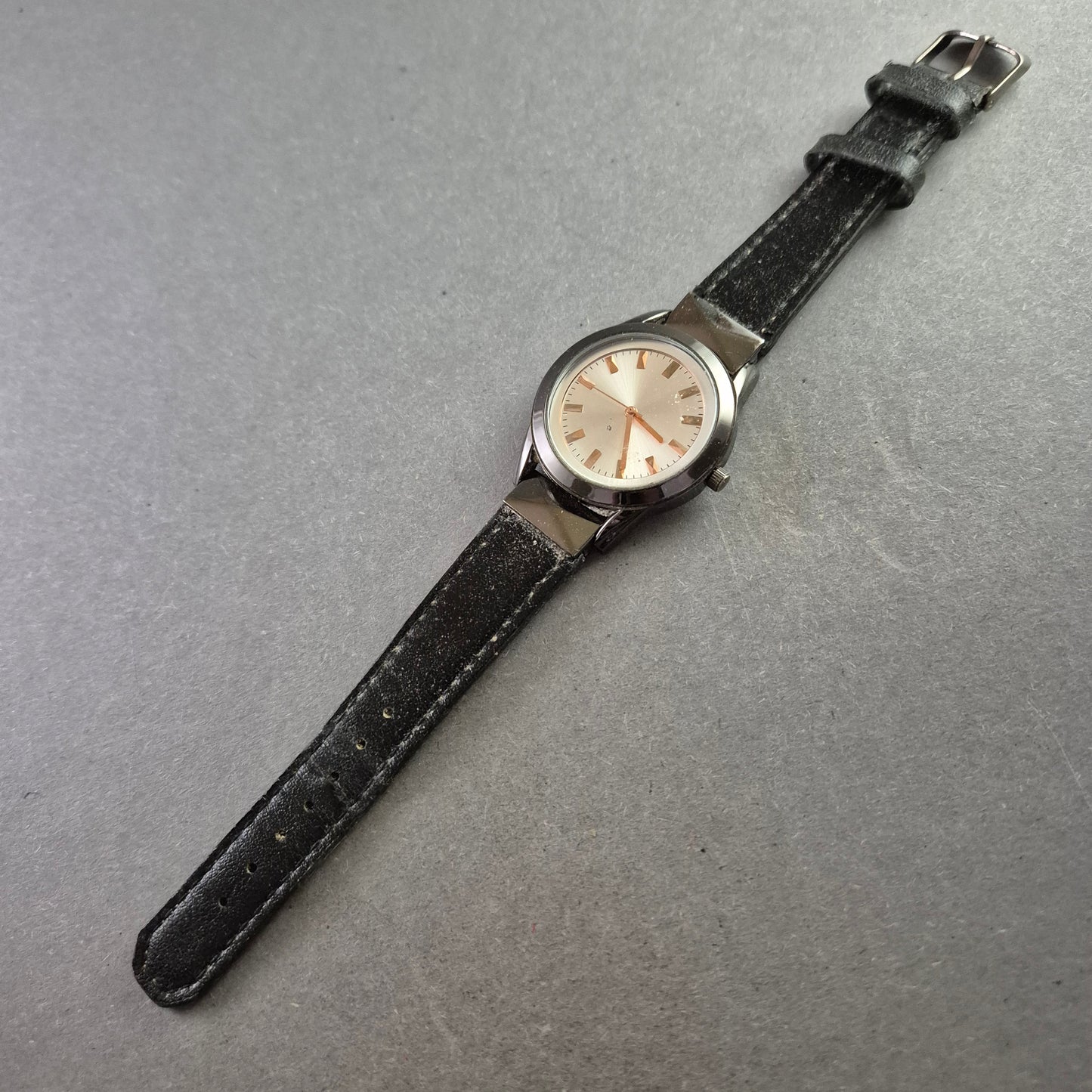 Klassische Damenarmbanduhr – Schlichtes Design mit silbernem Zifferblatt