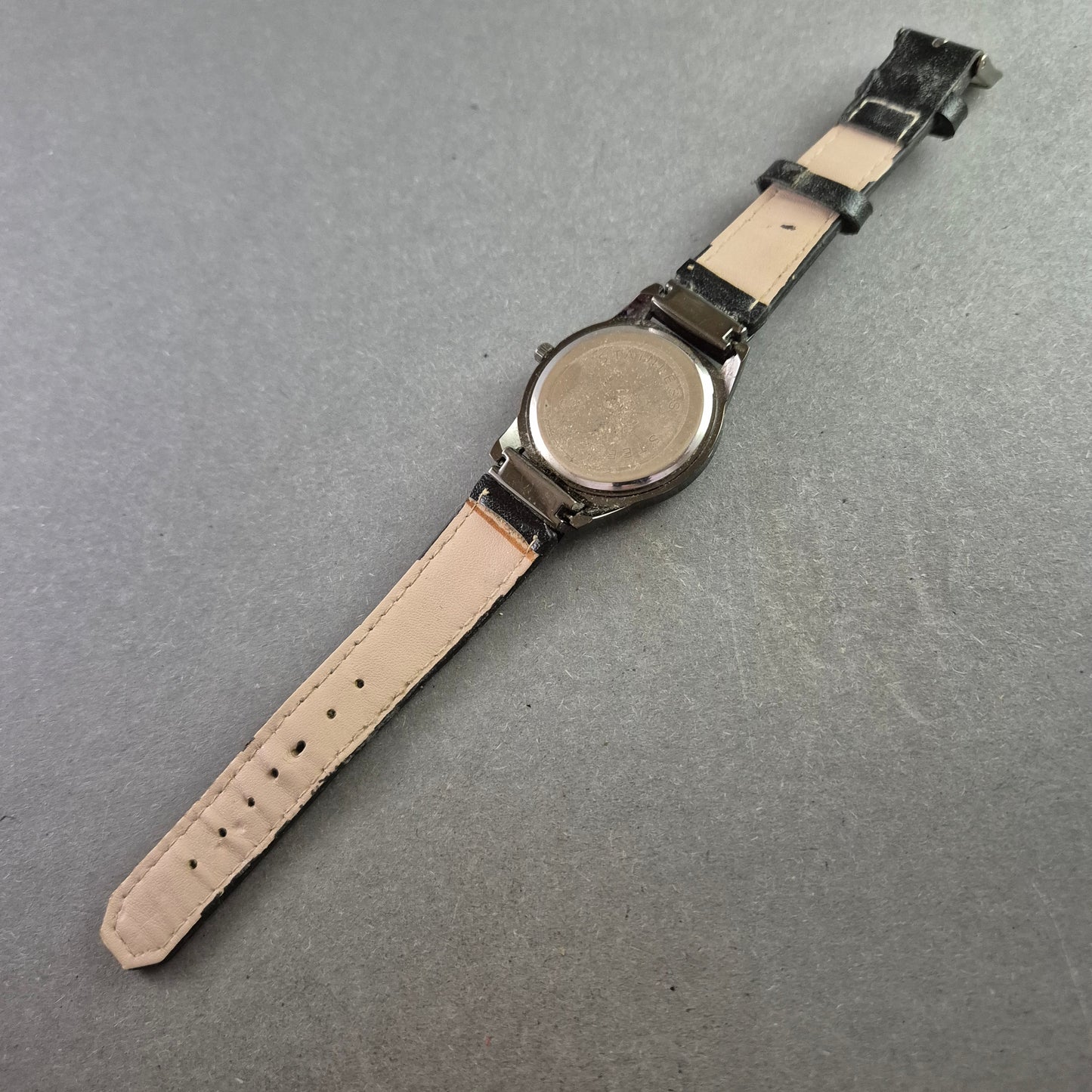 Klassische Damenarmbanduhr – Schlichtes Design mit silbernem Zifferblatt