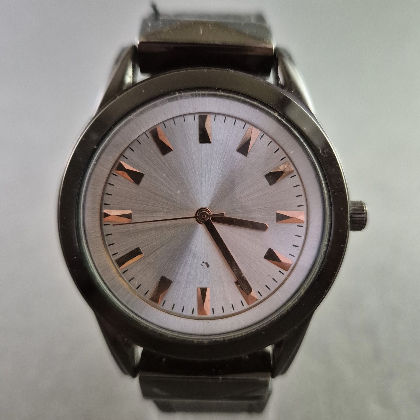 Klassische Damenarmbanduhr – Schlichtes Design mit silbernem Zifferblatt