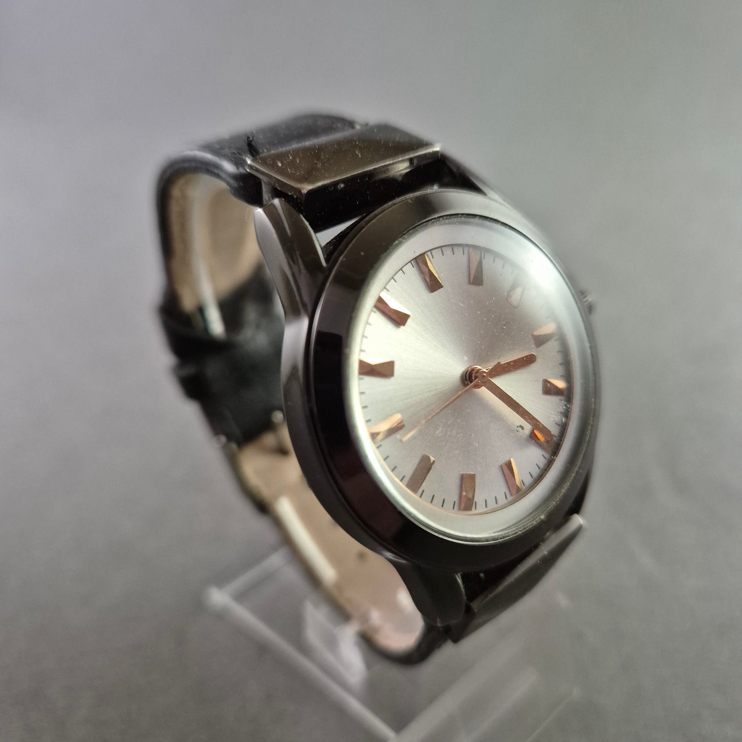 Klassische Damenarmbanduhr – Schlichtes Design mit silbernem Zifferblatt