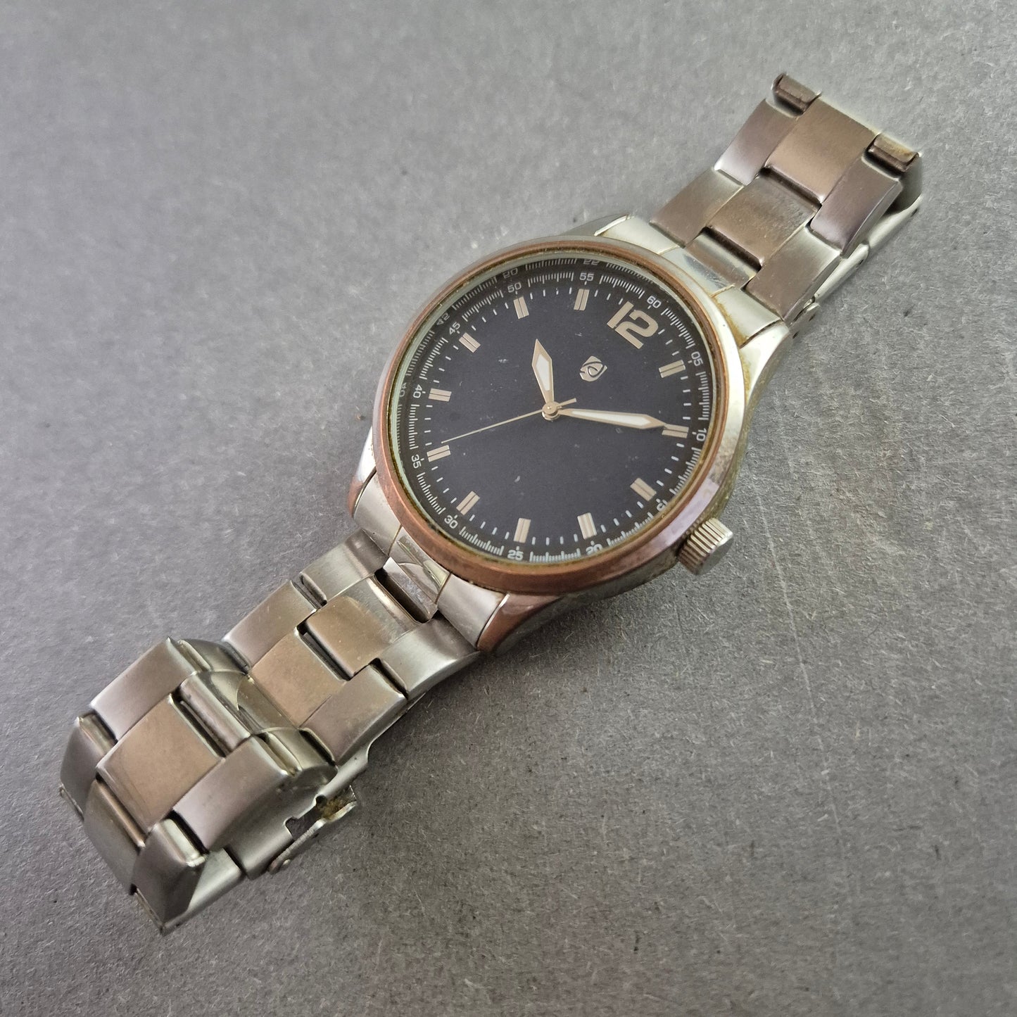 Herrenarmbanduhr von Ansmann – Robuster Look mit Edelstahlarmband