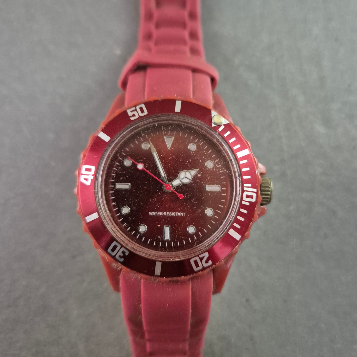 Rote Unisex-Armbanduhr – Sportliches Design mit Silikonarmband