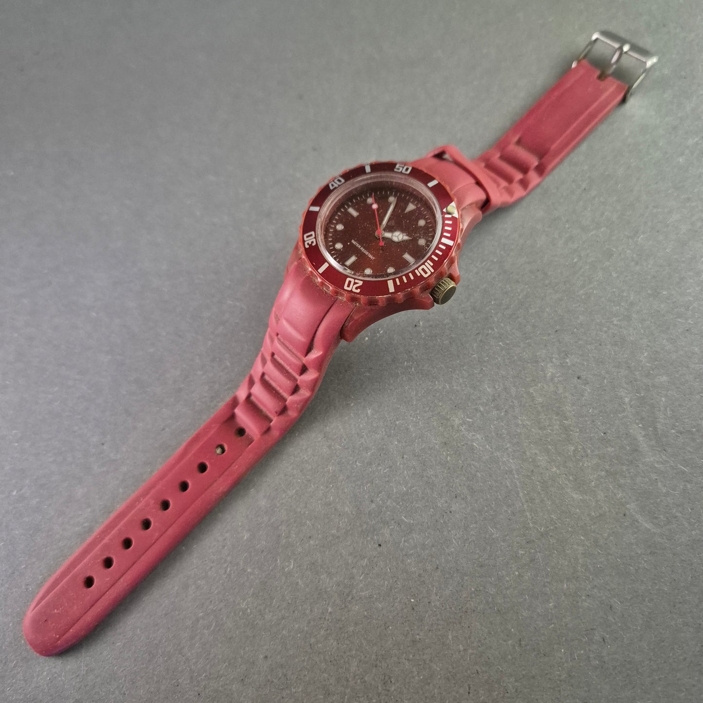 Rote Unisex-Armbanduhr – Sportliches Design mit Silikonarmband