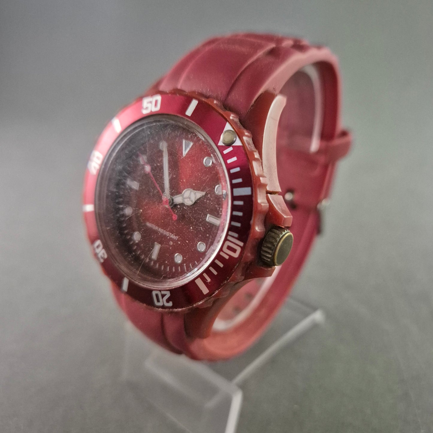 Rote Unisex-Armbanduhr – Sportliches Design mit Silikonarmband