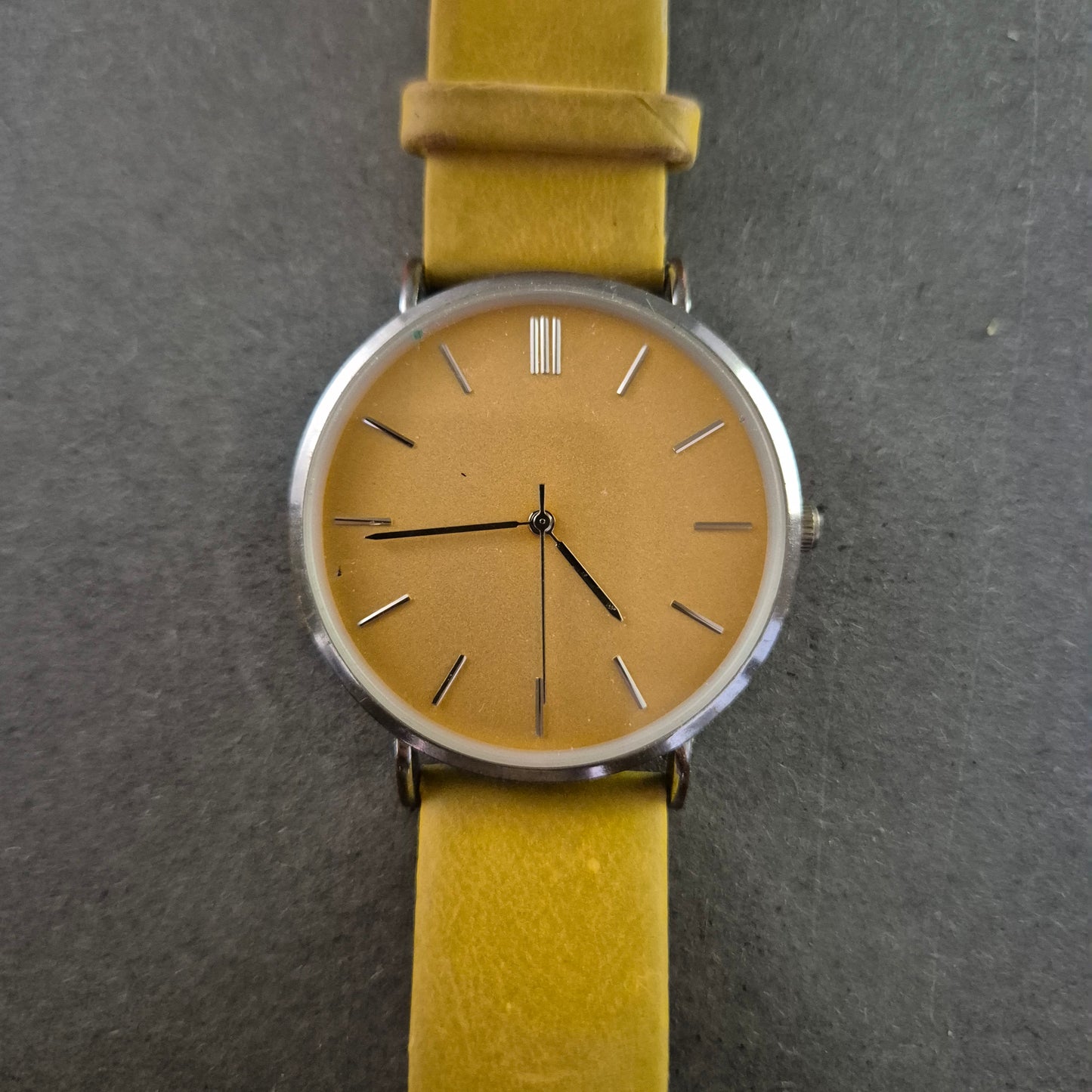 Minimalistische Unisex-Armbanduhr – Senfgelbes Band, elegantes Zifferblatt