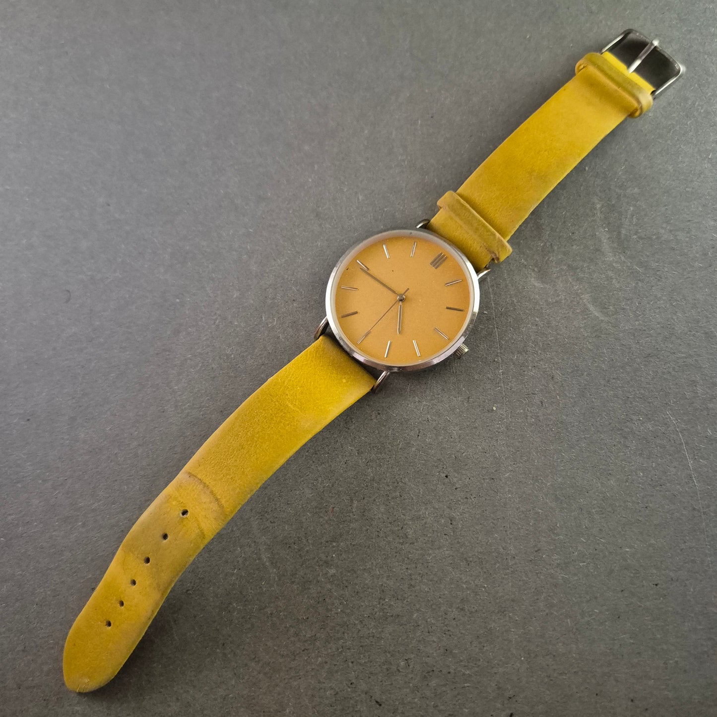 Minimalistische Unisex-Armbanduhr – Senfgelbes Band, elegantes Zifferblatt