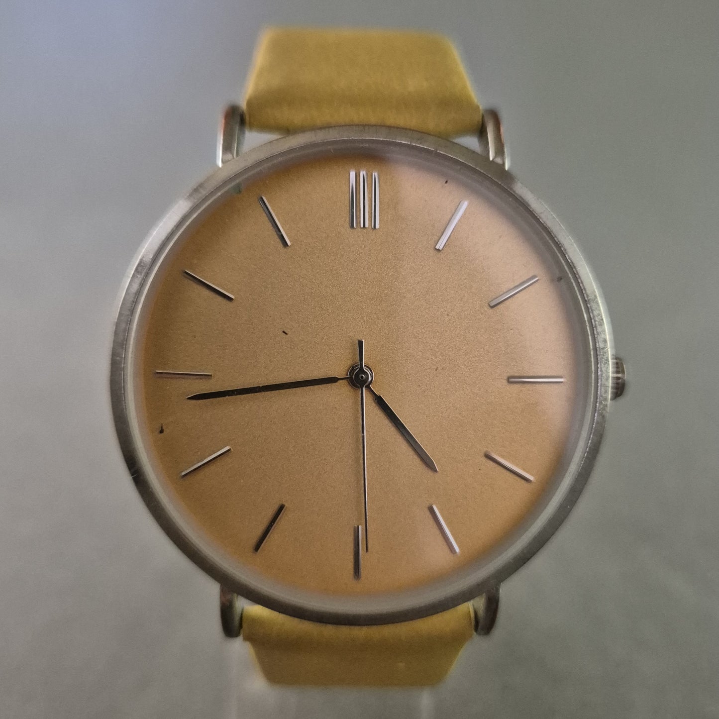 Minimalistische Unisex-Armbanduhr – Senfgelbes Band, elegantes Zifferblatt