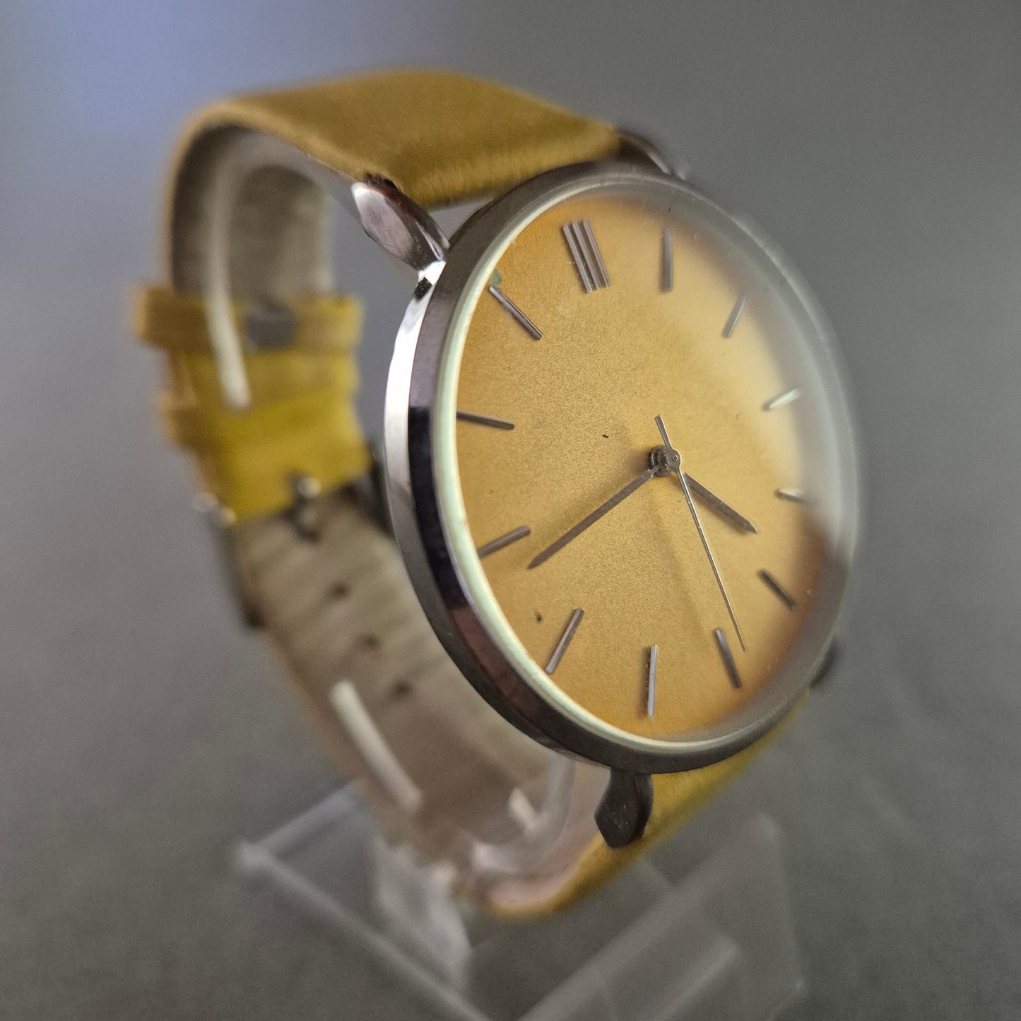 Minimalistische Unisex-Armbanduhr – Senfgelbes Band, elegantes Zifferblatt