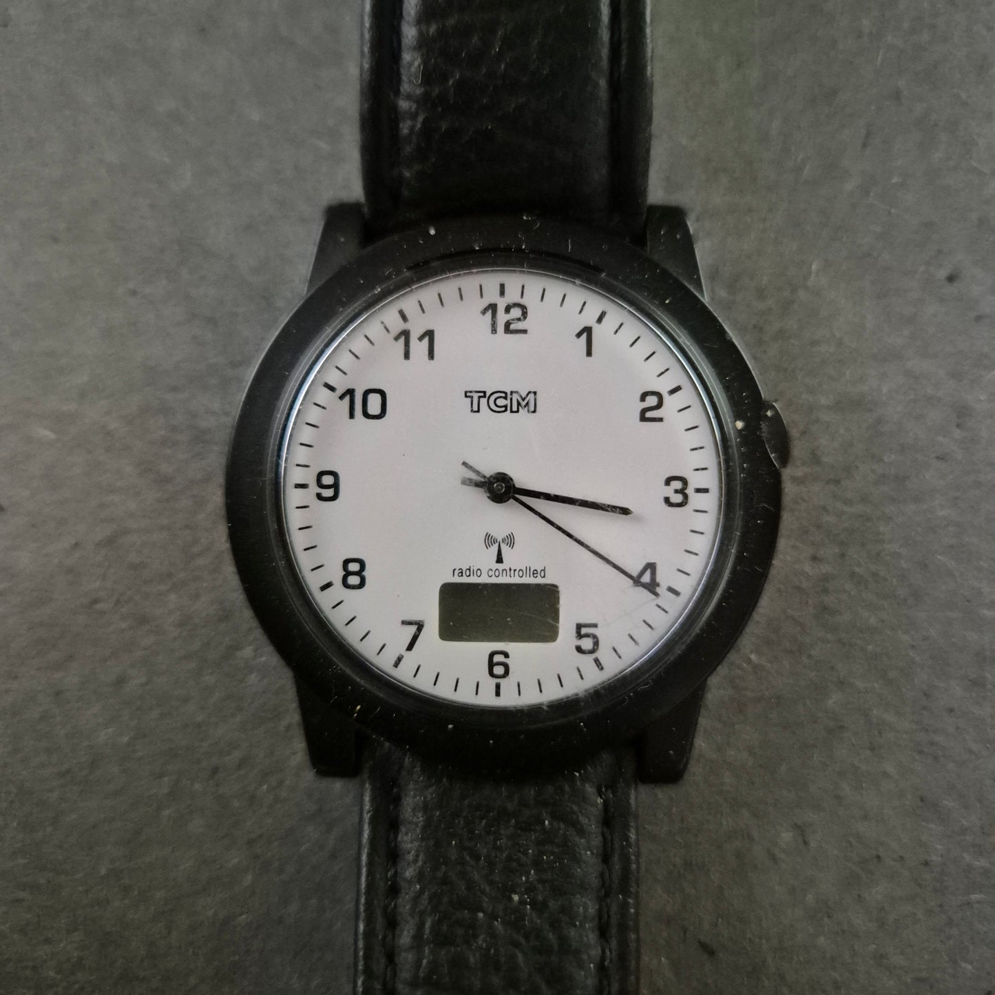 TCM Herrenarmbanduhr – Funkgesteuert mit Digitalanzeige