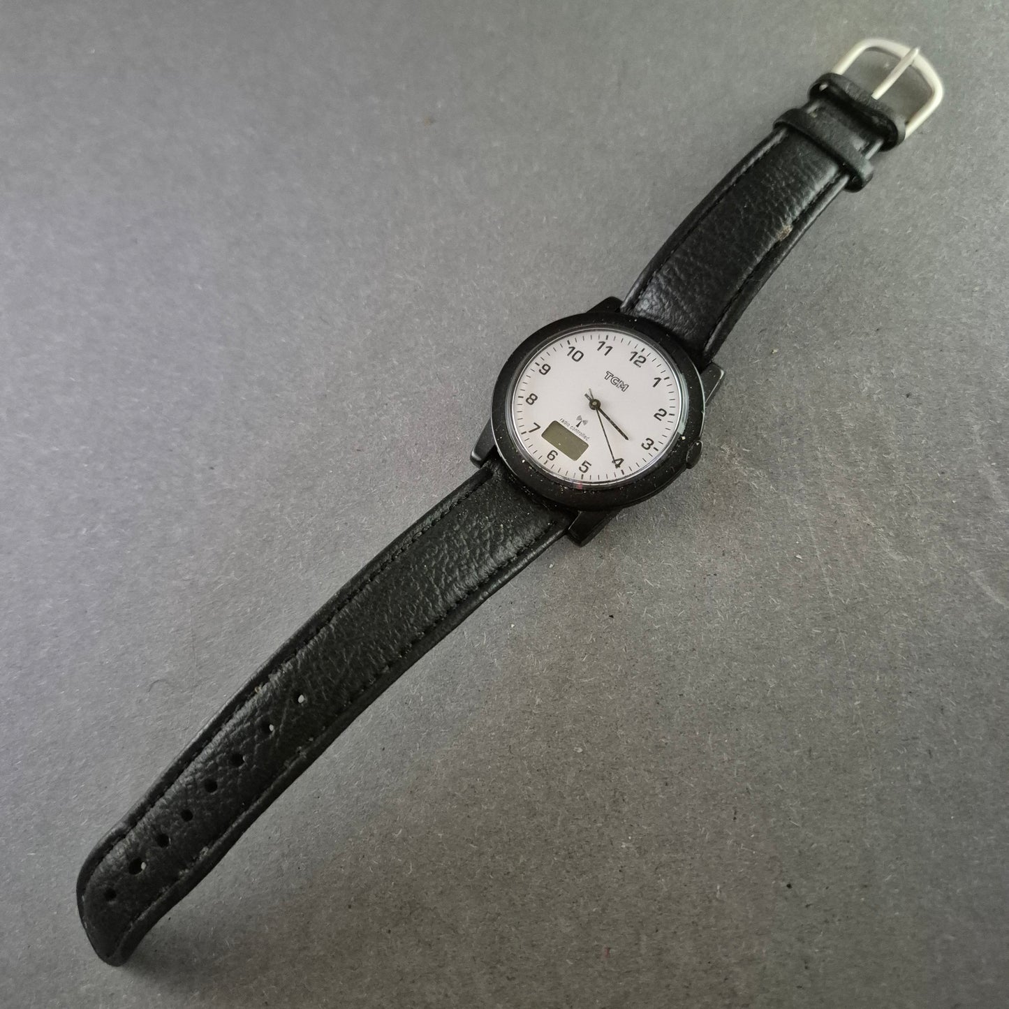 TCM Herrenarmbanduhr – Funkgesteuert mit Digitalanzeige