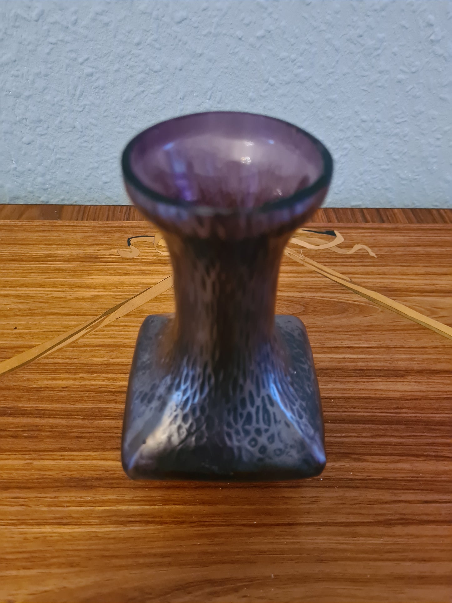 Künstlerische Glasvase Sammlerglas mit strukturierter Oberfläche 14x8cm