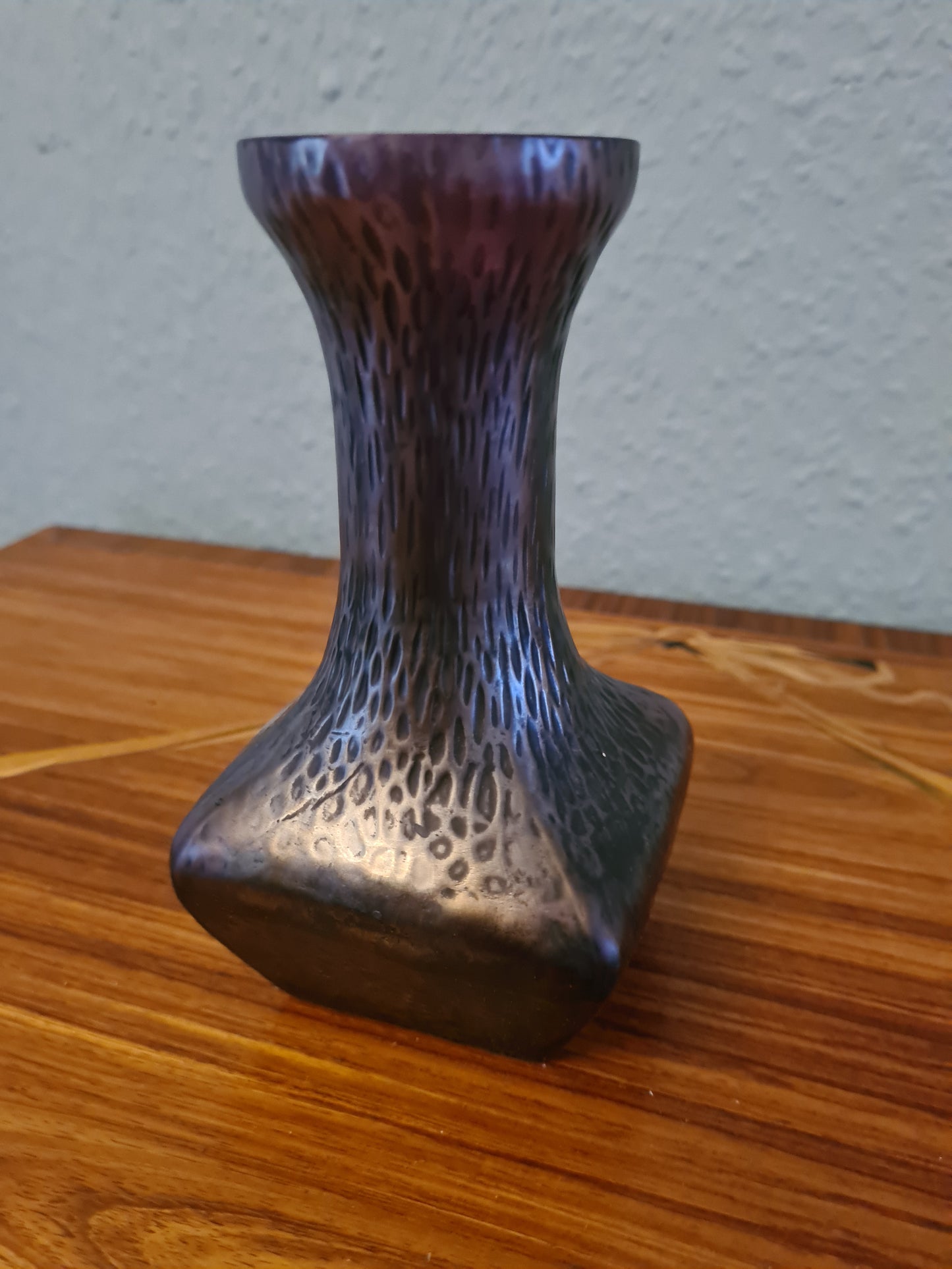 Künstlerische Glasvase Sammlerglas mit strukturierter Oberfläche 14x8cm