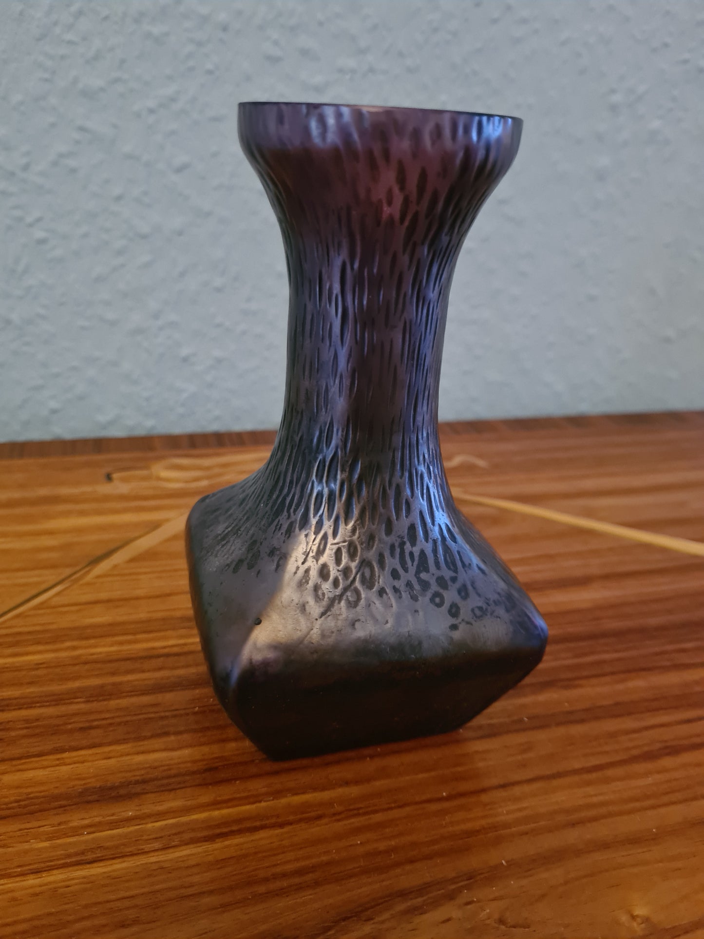 Künstlerische Glasvase Sammlerglas mit strukturierter Oberfläche 14x8cm