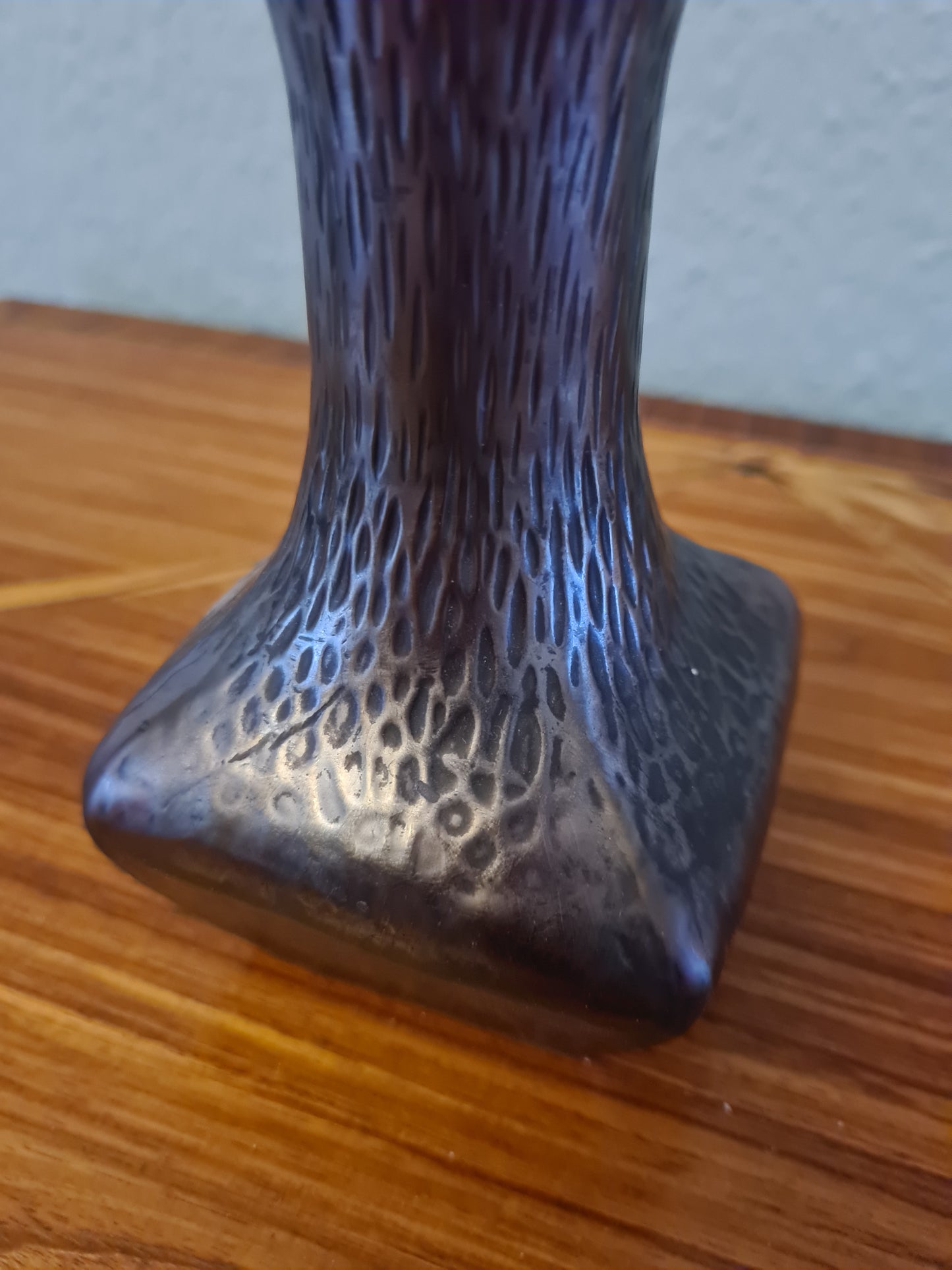 Künstlerische Glasvase Sammlerglas mit strukturierter Oberfläche 14x8cm