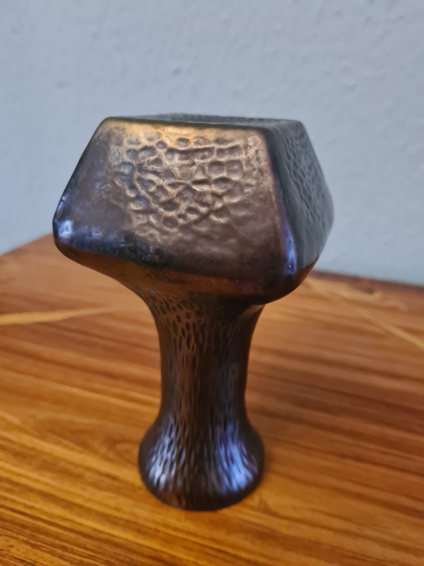 Künstlerische Glasvase Sammlerglas mit strukturierter Oberfläche 14x8cm