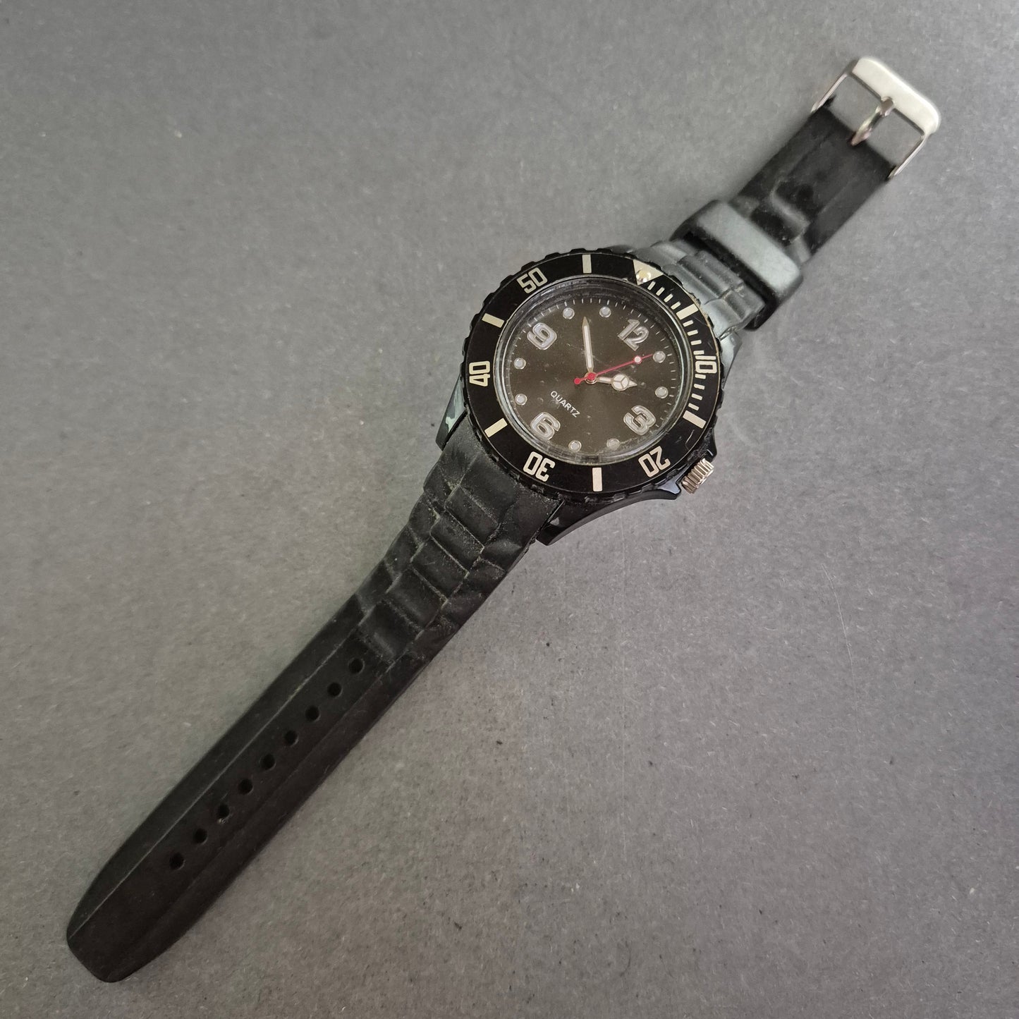 Sportliche Quarzuhr in Schwarz – Robuster Look für den Alltag