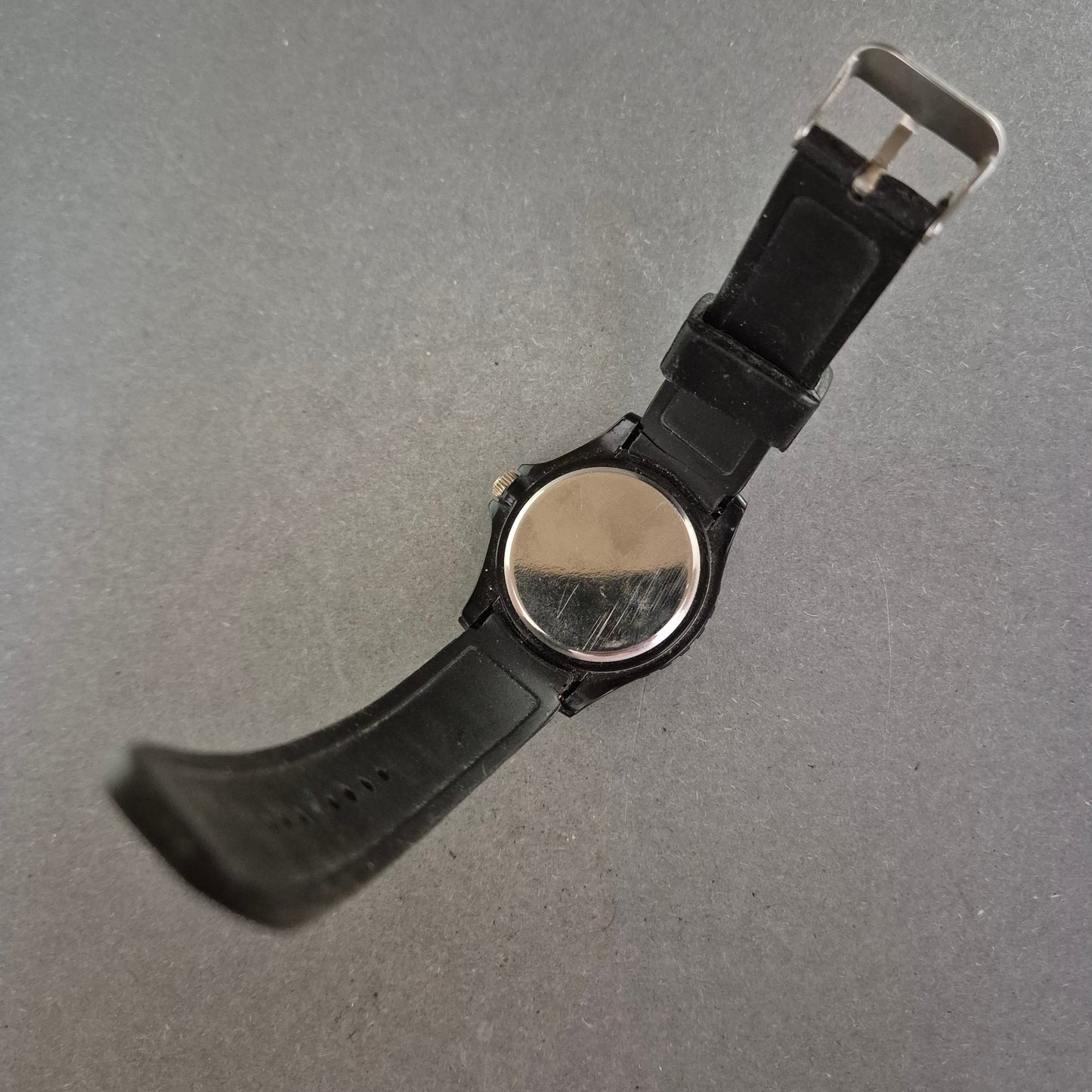 Sportliche Quarzuhr in Schwarz – Robuster Look für den Alltag