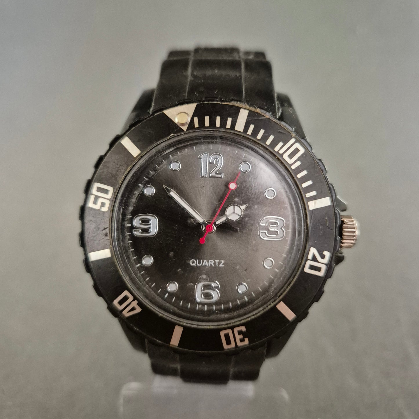 Sportliche Quarzuhr in Schwarz – Robuster Look für den Alltag