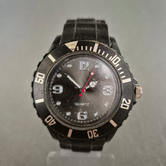 Sportliche Quarzuhr in Schwarz – Robuster Look für den Alltag