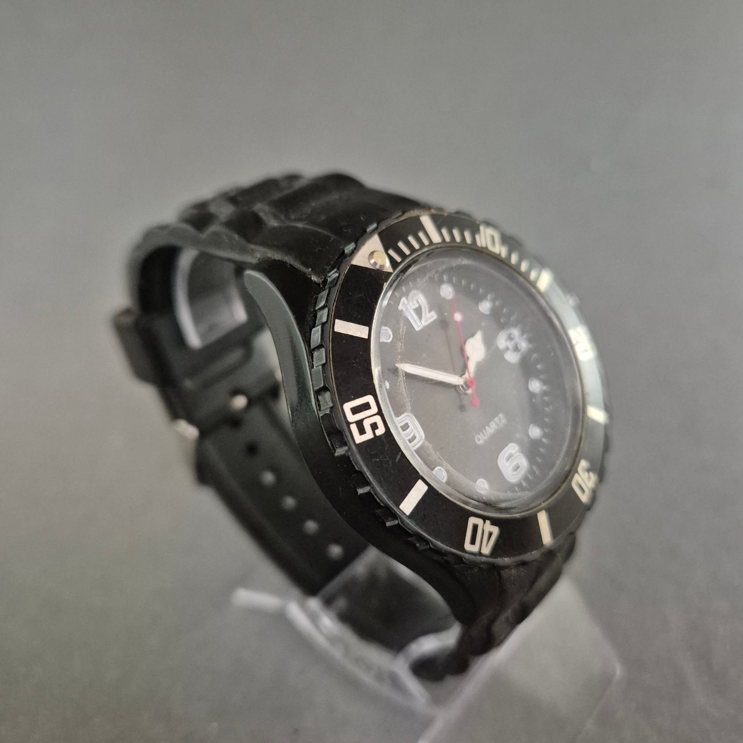Sportliche Quarzuhr in Schwarz – Robuster Look für den Alltag