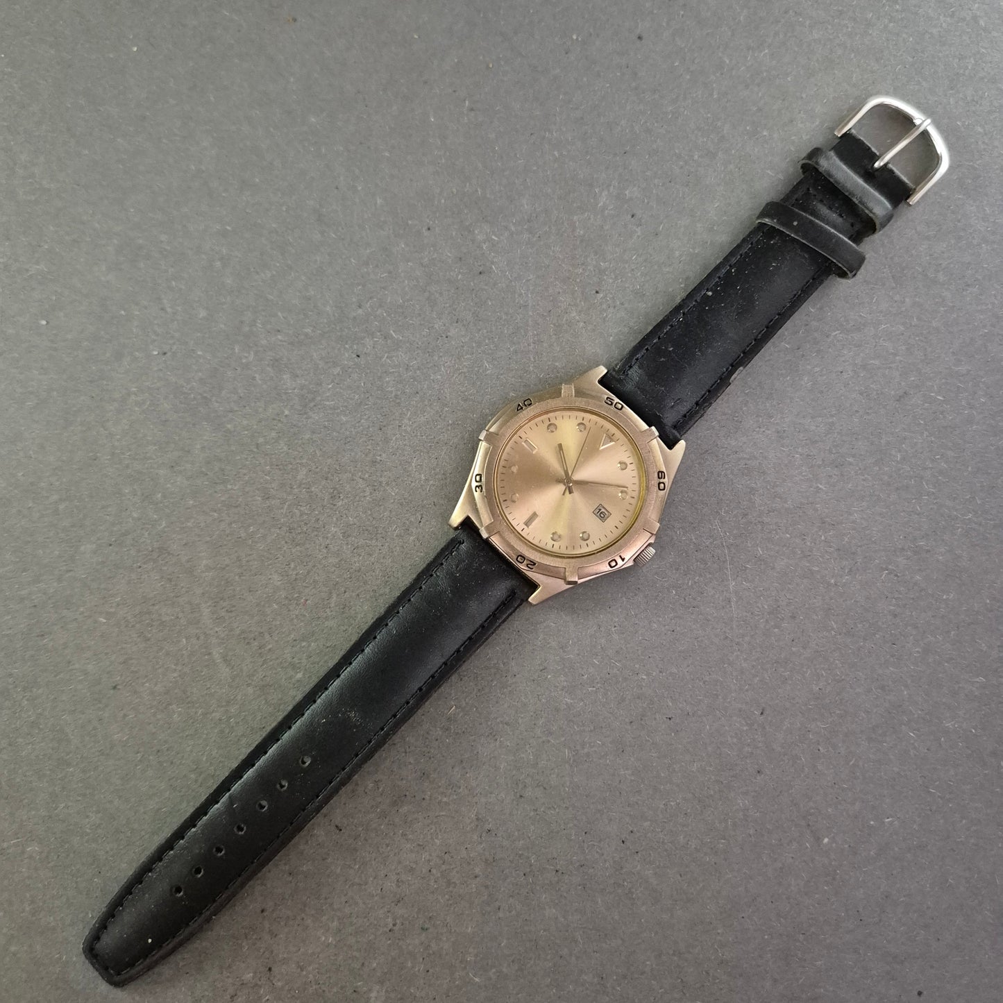 Schlichte Herrenarmbanduhr im Edelstahl-Look mit Lederarmband