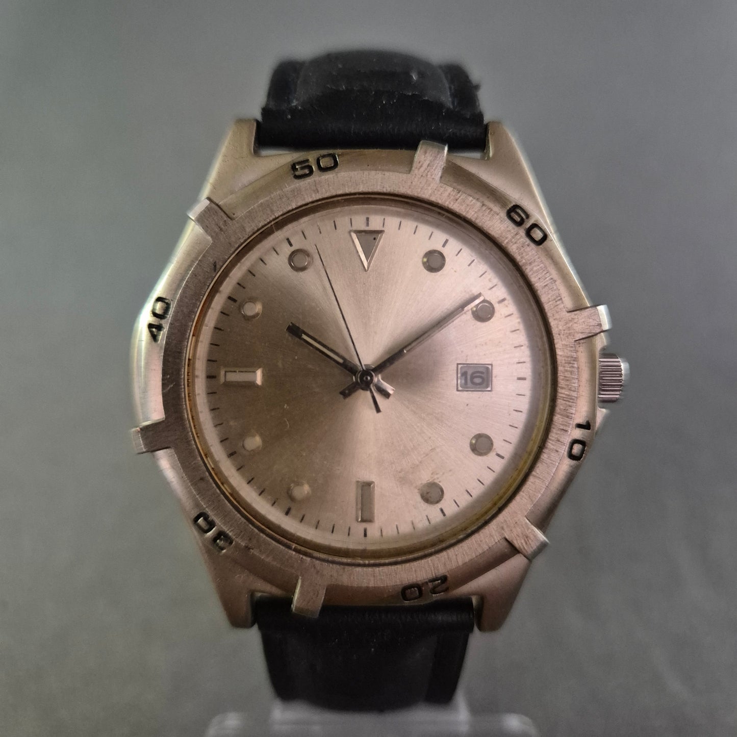 Schlichte Herrenarmbanduhr im Edelstahl-Look mit Lederarmband