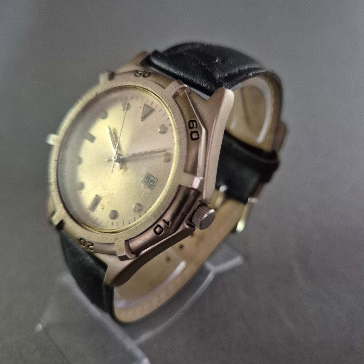 Schlichte Herrenarmbanduhr im Edelstahl-Look mit Lederarmband