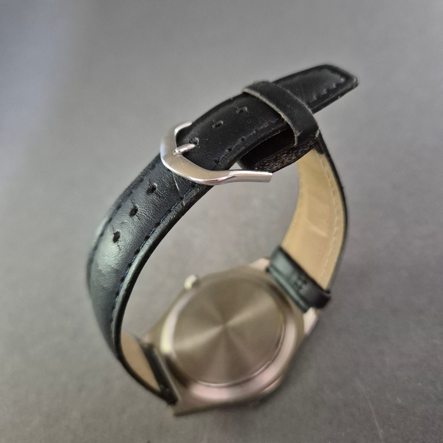 Schlichte Herrenarmbanduhr im Edelstahl-Look mit Lederarmband