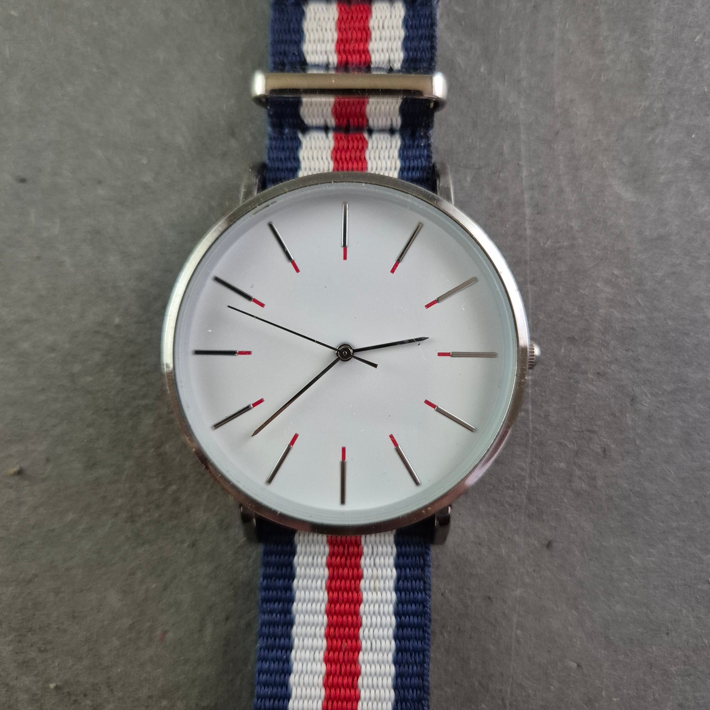 Minimalistische Unisex-Uhr mit Textilarmband in Blau-Rot-Weiß
