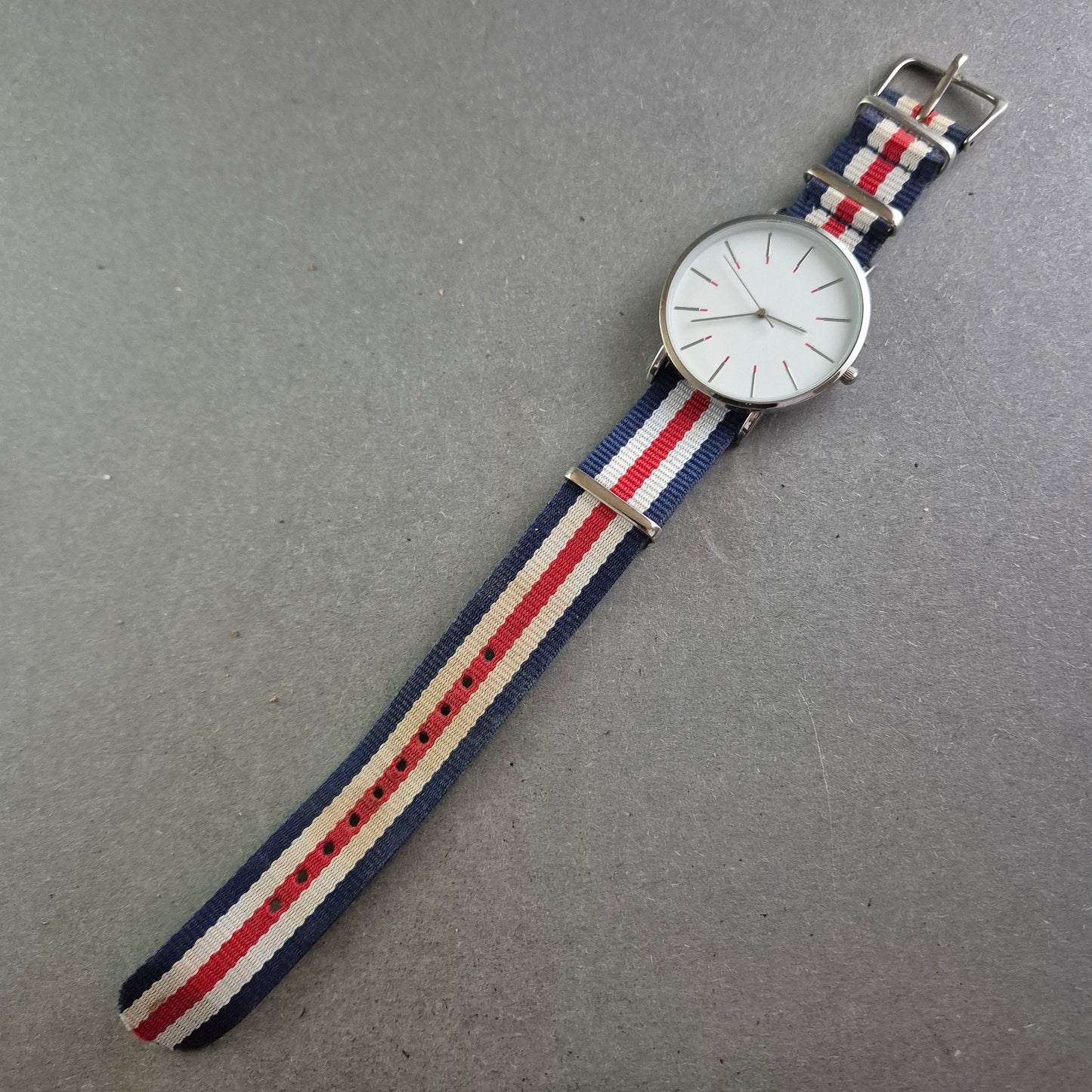 Minimalistische Unisex-Uhr mit Textilarmband in Blau-Rot-Weiß