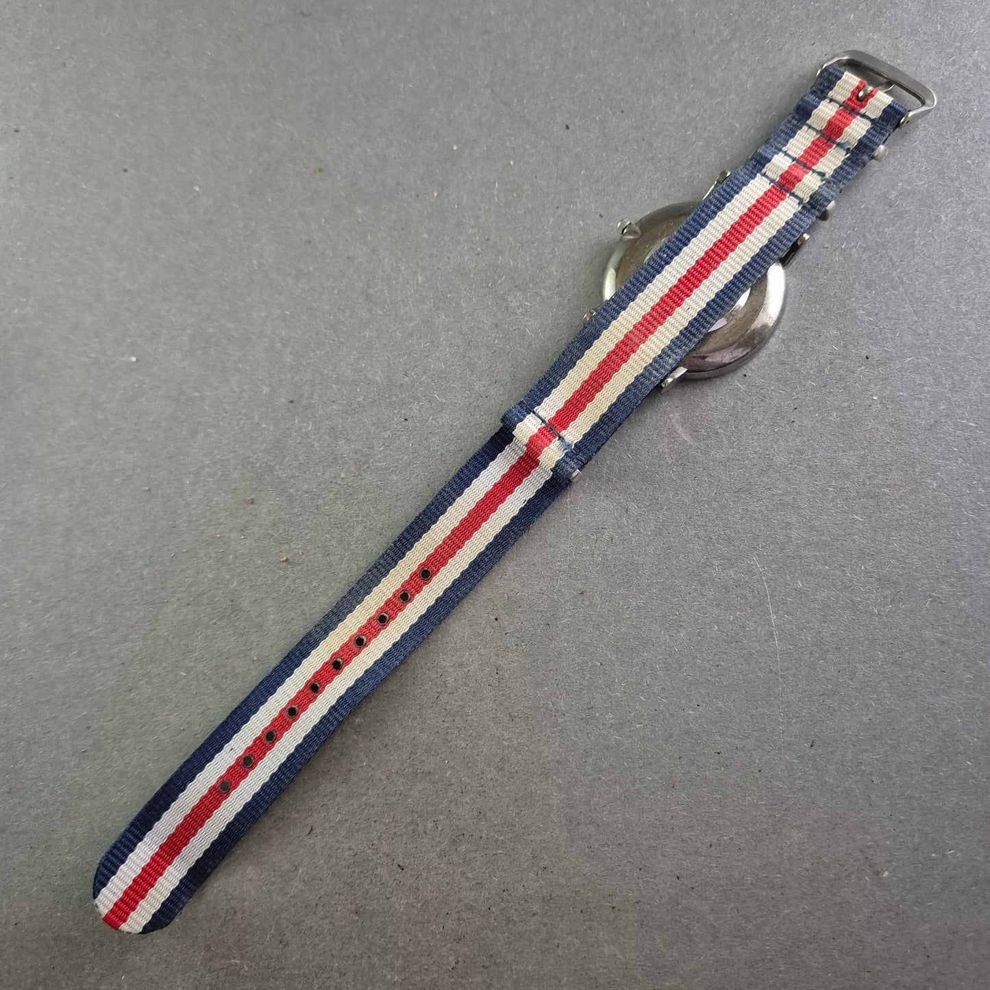 Minimalistische Unisex-Uhr mit Textilarmband in Blau-Rot-Weiß