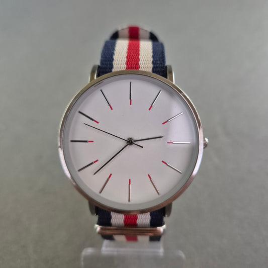 Minimalistische Unisex-Uhr mit Textilarmband in Blau-Rot-Weiß