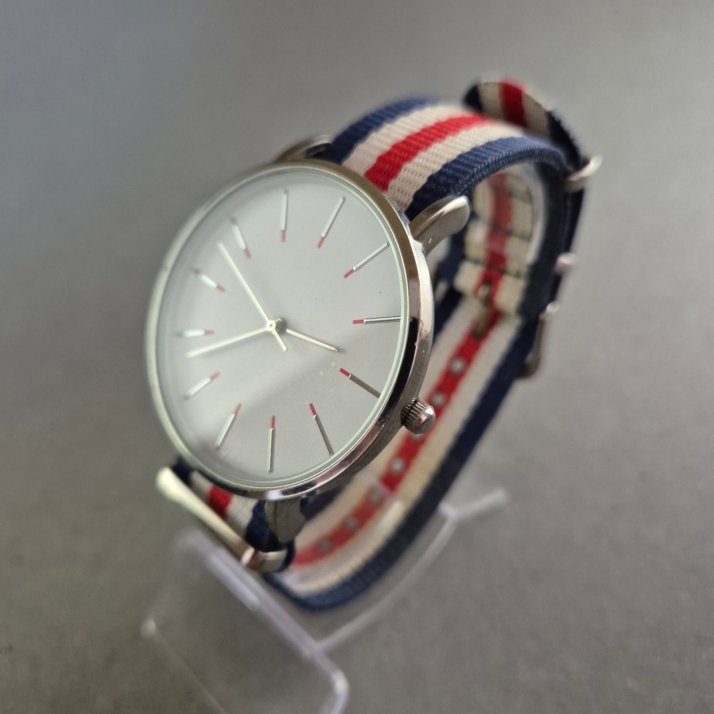 Minimalistische Unisex-Uhr mit Textilarmband in Blau-Rot-Weiß
