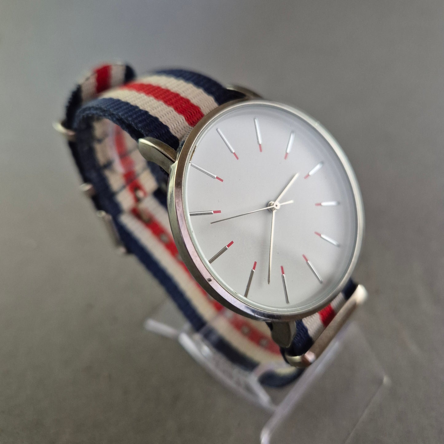 Minimalistische Unisex-Uhr mit Textilarmband in Blau-Rot-Weiß