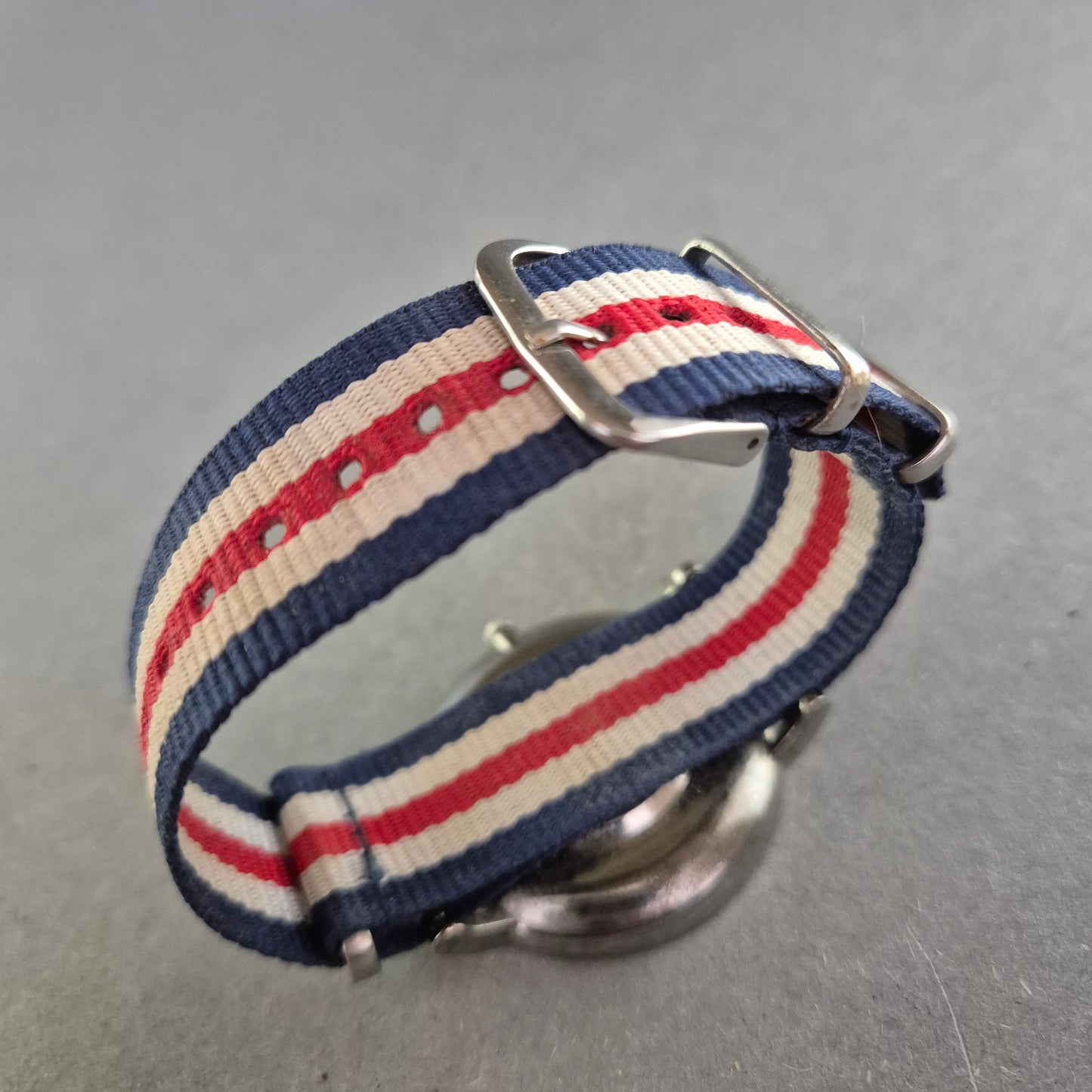 Minimalistische Unisex-Uhr mit Textilarmband in Blau-Rot-Weiß