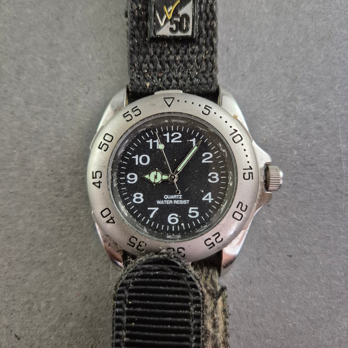 Robuste Quarzuhr mit Leuchtzeigern und Nylon-Klettarmband