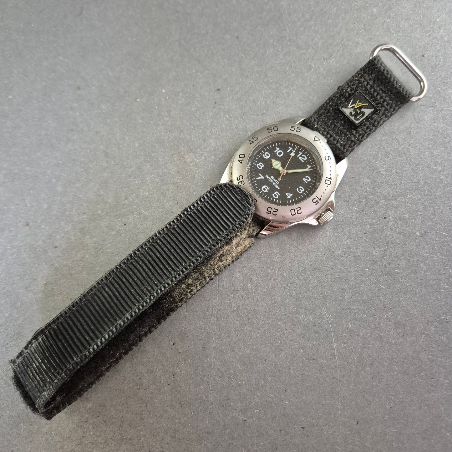 Robuste Quarzuhr mit Leuchtzeigern und Nylon-Klettarmband