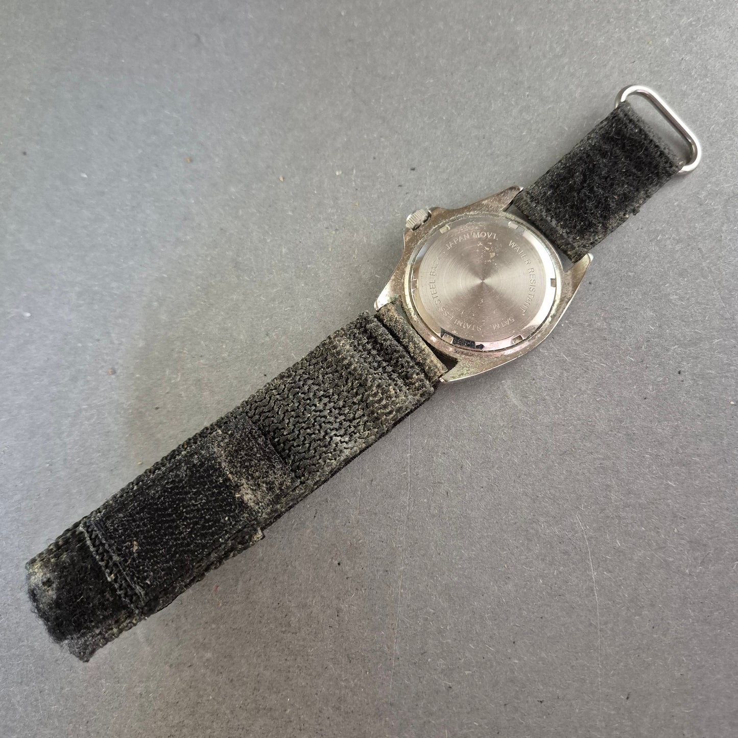 Robuste Quarzuhr mit Leuchtzeigern und Nylon-Klettarmband