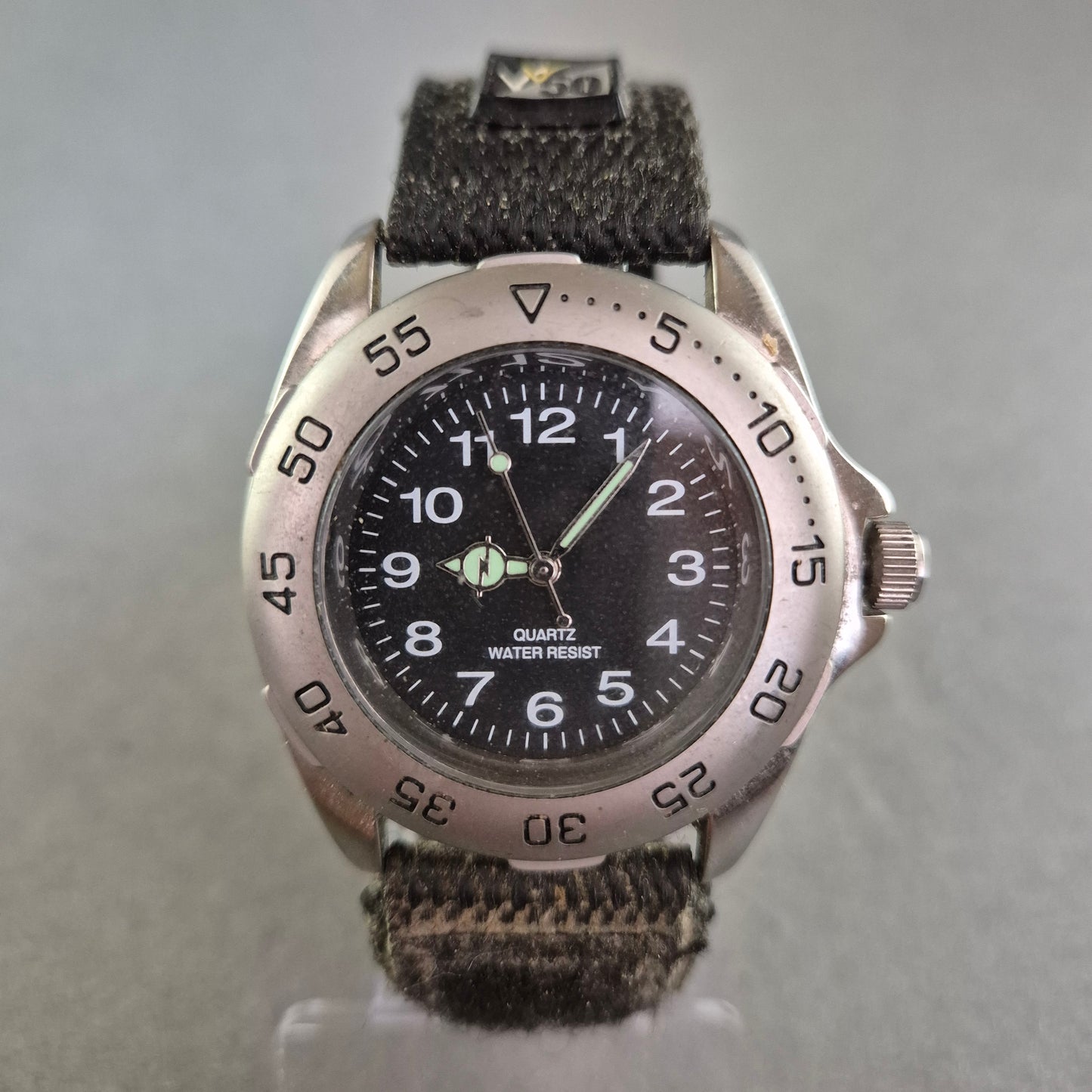 Robuste Quarzuhr mit Leuchtzeigern und Nylon-Klettarmband