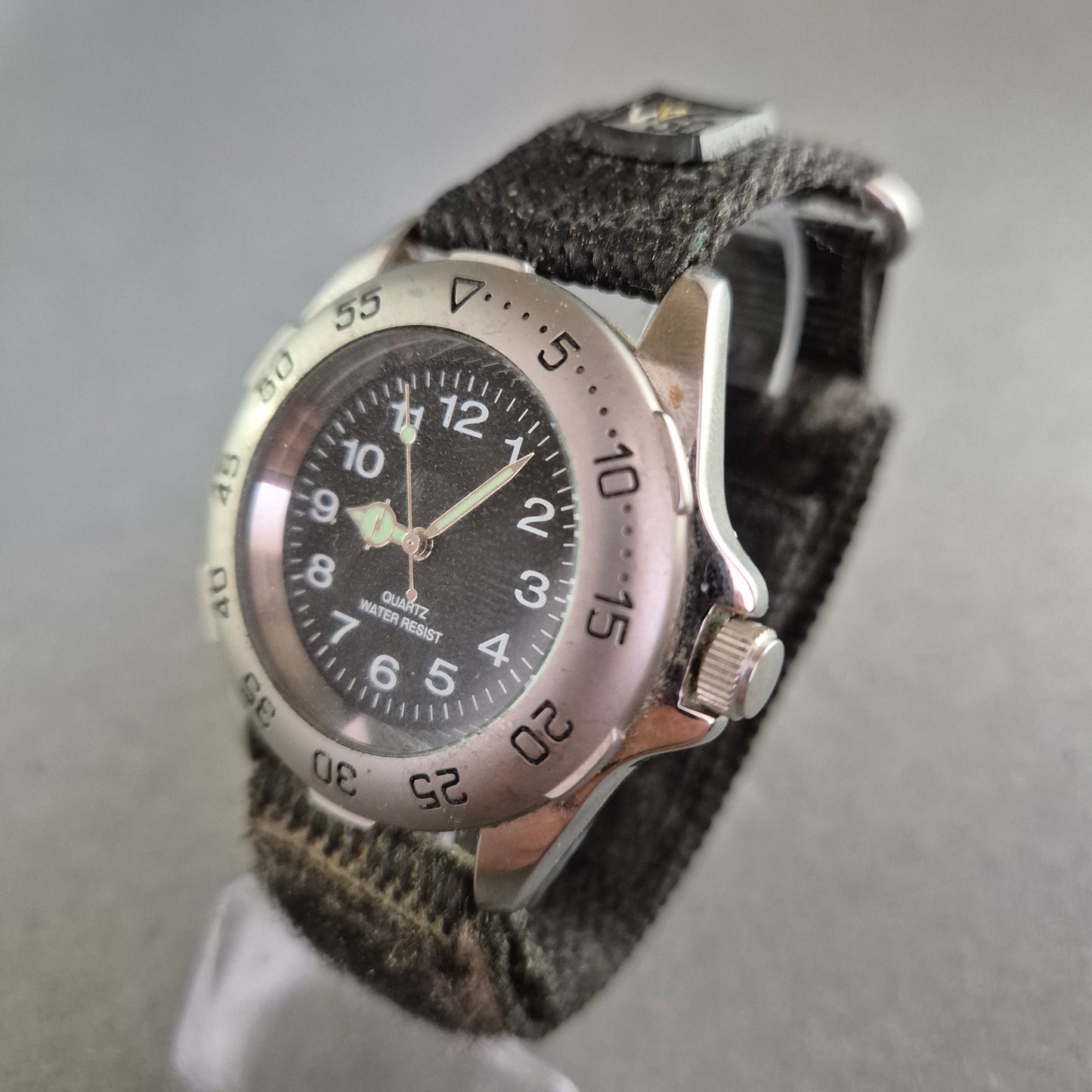 Robuste Quarzuhr mit Leuchtzeigern und Nylon-Klettarmband