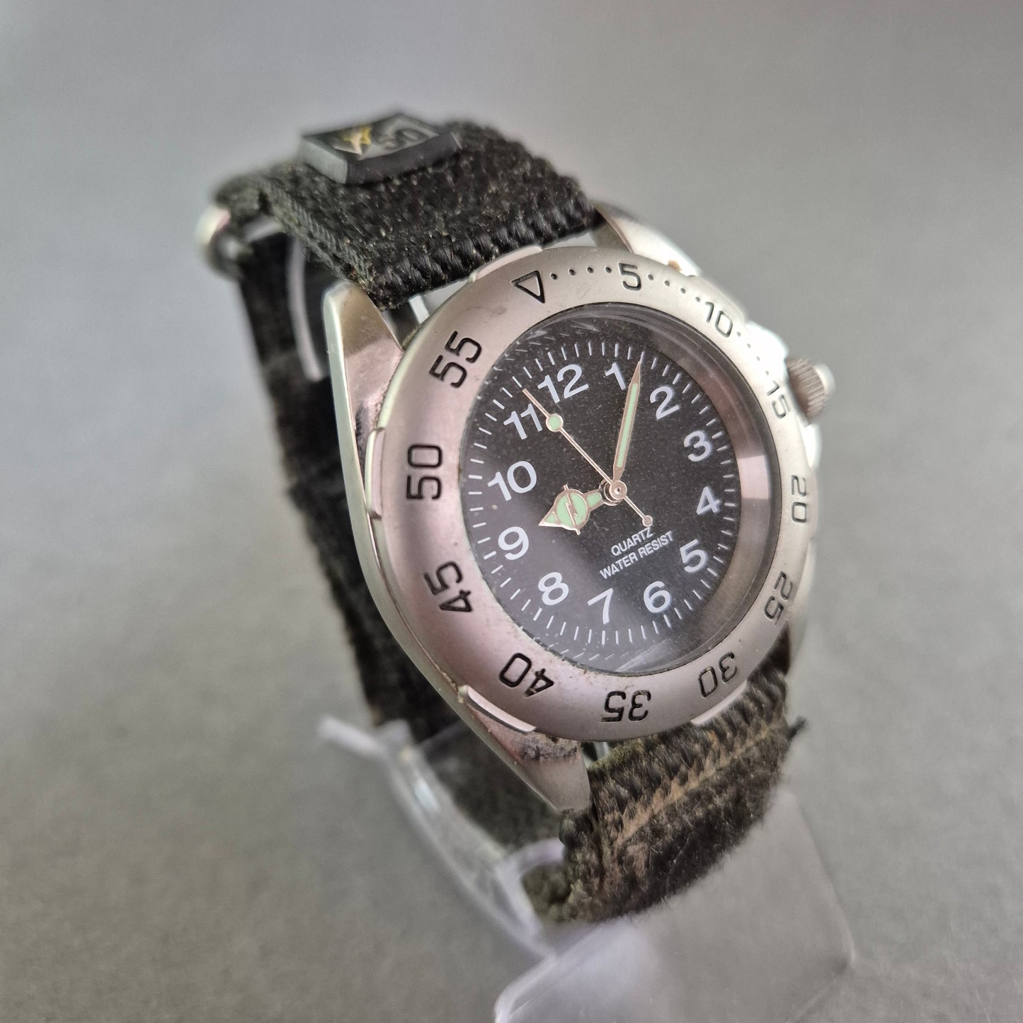 Robuste Quarzuhr mit Leuchtzeigern und Nylon-Klettarmband