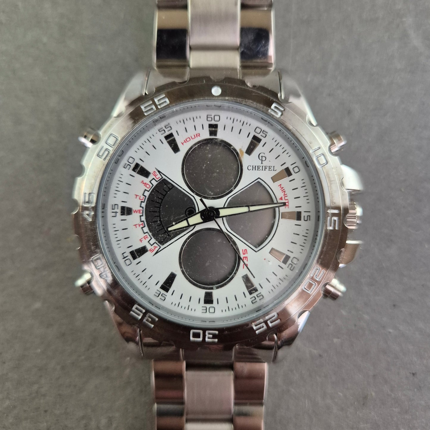 Cheifel Herrenchronograph – Sportlicher Look mit Edelstahlarmband