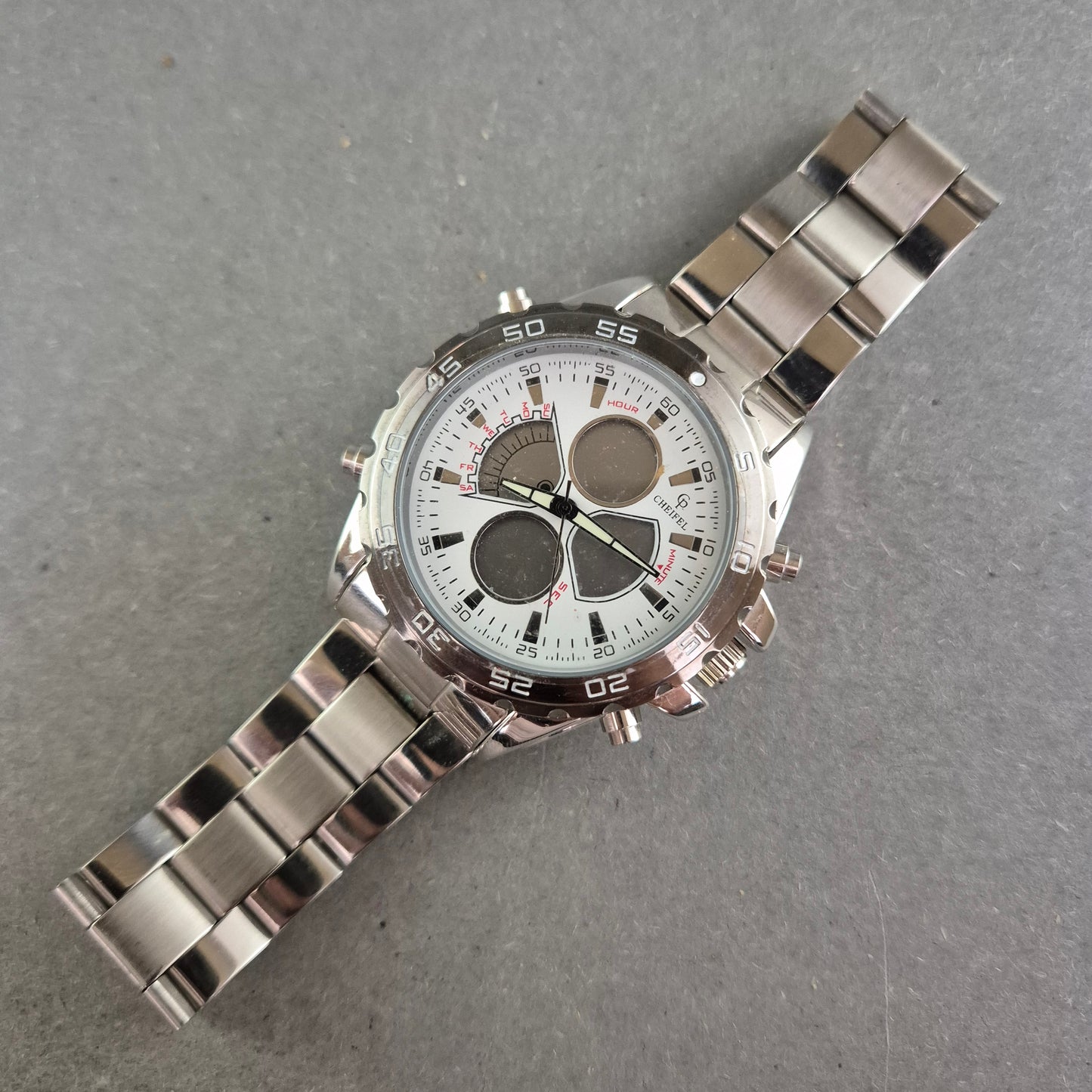 Cheifel Herrenchronograph – Sportlicher Look mit Edelstahlarmband