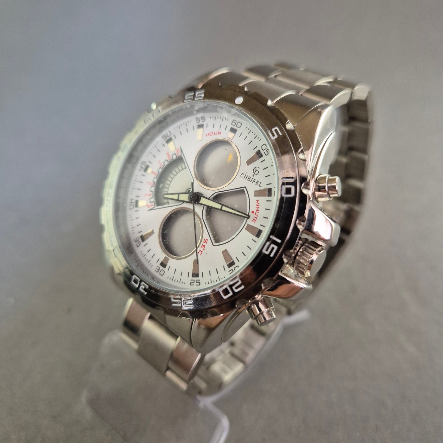 Cheifel Herrenchronograph – Sportlicher Look mit Edelstahlarmband